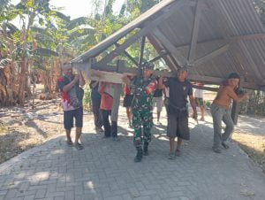 Babinsa dan Warga Gotong-Royong Bangun Pos Kamling