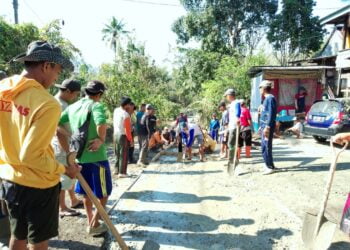 WARGA DUSUN LOMBOK GOTONG ROYONG BUAT JALAN RABAT BETON