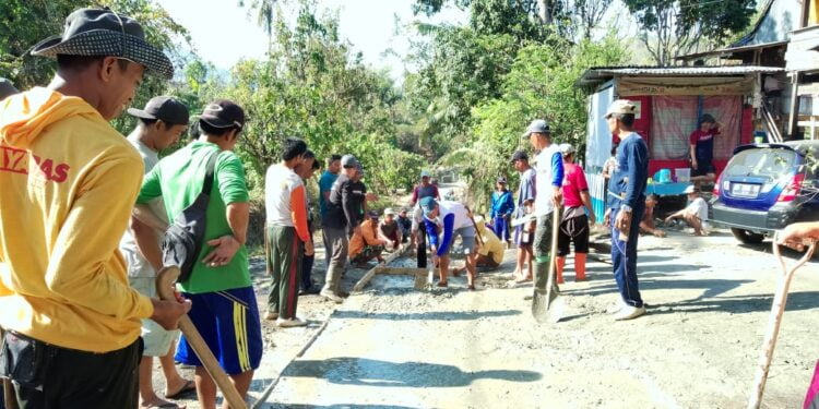 WARGA DUSUN LOMBOK GOTONG ROYONG BUAT JALAN RABAT BETON