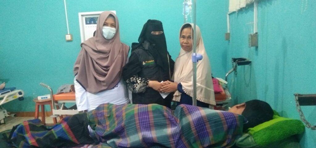 TIM ANDALAN SULSEL PEDULI SAMBANGI DUA SANTRI PONPES IMAM SYAFII DI RSUD LASINRANG