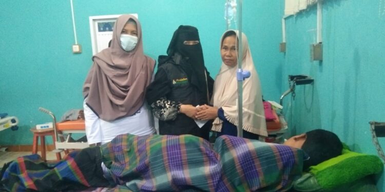 TIM ANDALAN SULSEL PEDULI SAMBANGI DUA SANTRI PONPES IMAM SYAFII DI RSUD LASINRANG