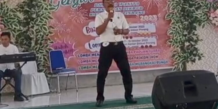 Penampilan Syamsuar pada Gebyar Arisan Dharmawanita Memukau Para Penonton