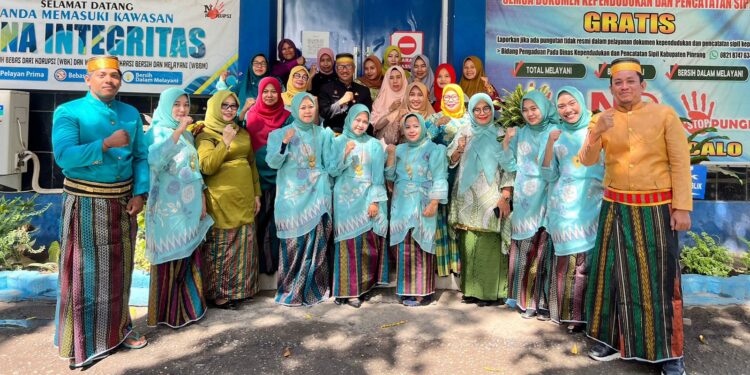 Pakaian Adat Budaya Tradisional,Hiasi Pelayanan Adminduk Disdukcapil Pinrang