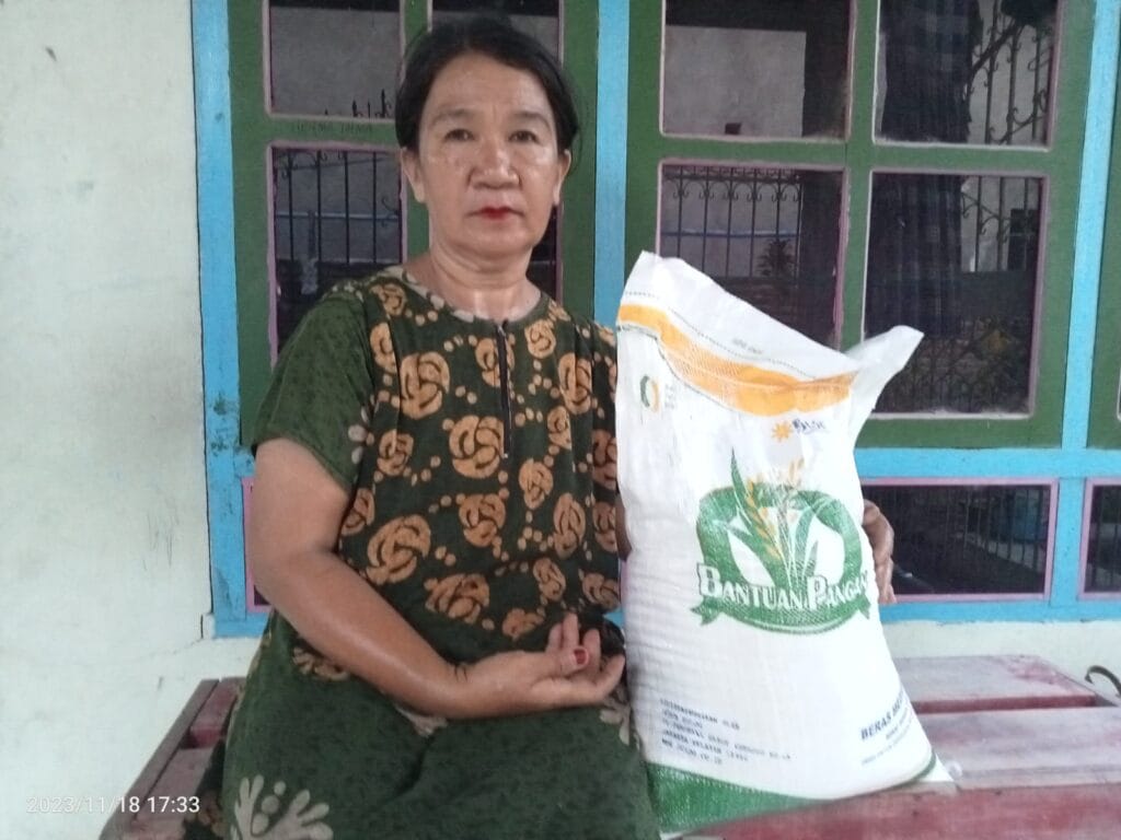 Terima Bantuan Beras CPP , Haslinda : Terima Kasih Pemerintah Kabupaten Pinrang