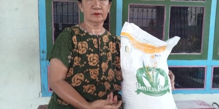 Terima Bantuan Beras CPP , Haslinda : Terima Kasih Pemerintah Kabupaten Pinrang