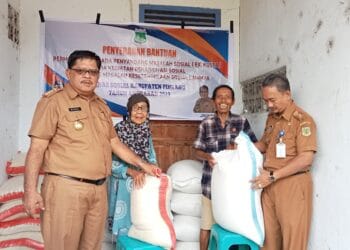 12 KPM Penyandang PPKS Warga asal Pinrang Terima Bantuan Pangan Beras
