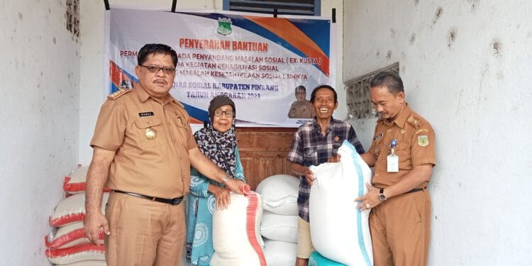 12 KPM Penyandang PPKS Warga asal Pinrang Terima Bantuan Pangan Beras