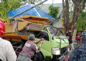 Tragis,Sopir Truk Sampah Dinas LH Pinrang Tertimpa Beton Pintu Gerbang