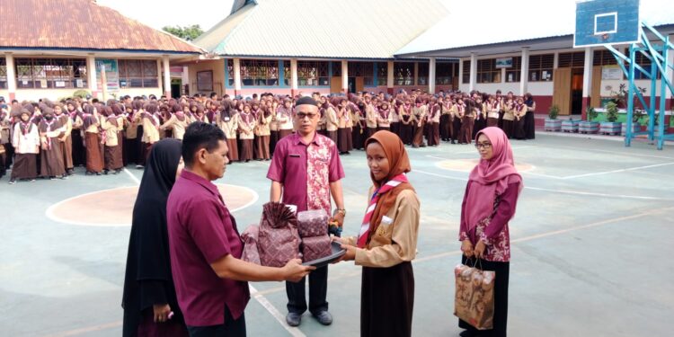 Sindi (Muallaf) Disambut Antusias Siswa dan Guru SMPN 1 Duampanua