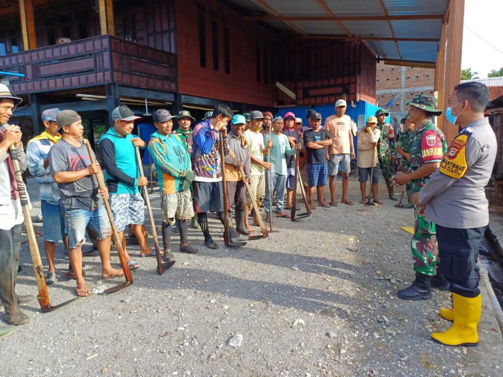TNI Peduli, Koramil 04/Paleteang Kodim 1404 Pinrang Giat Kerja Bakti Bersama Warga
