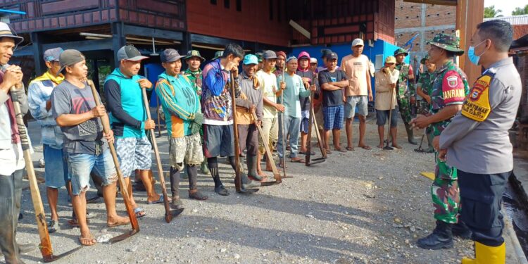 TNI Peduli, Koramil 04/Paleteang Kodim 1404 Pinrang Giat Kerja Bakti Bersama Warga