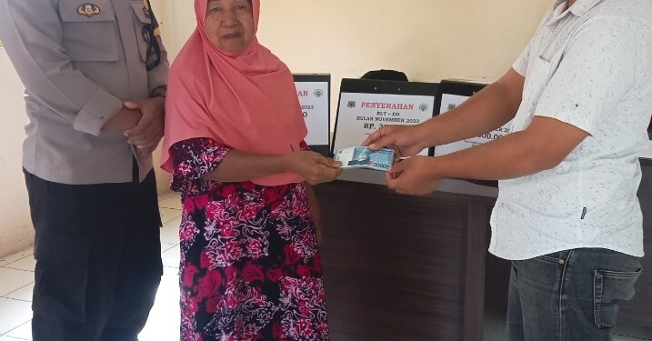 BLT DD Cair,Warga Desa Pakeng Antusias Ke Kantor Desa