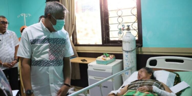 Bupati Irwan Kunjungi Warga Korban Bencana Kebakaran di RSUD Lasinrang