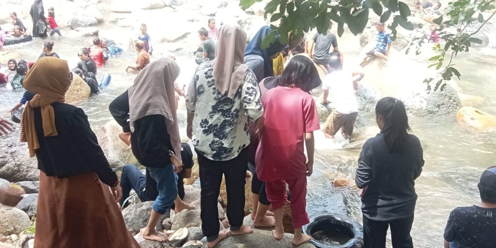 Hari Libur, Pengunjung Wisata Alam Pemandian Kalibiru Membludak