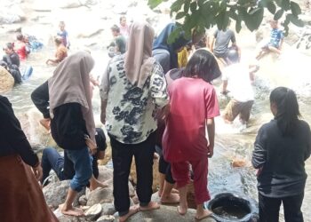 Hari Libur, Pengunjung Wisata Alam Pemandian Kalibiru Membludak