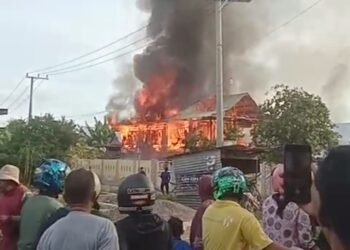 Sijago Merah Melahap Dua Rumah Warga di Pinrang