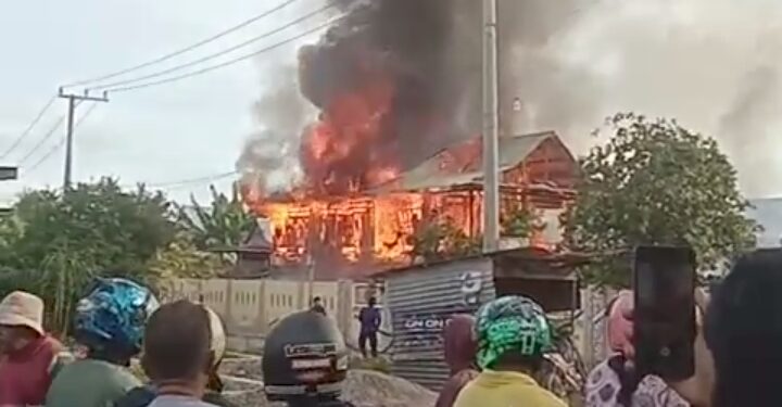 Sijago Merah Melahap Dua Rumah Warga di Pinrang