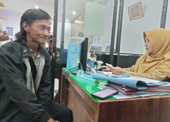 Disdukcapil Pinrang Berikan Pelayanan Prima, Puluhan Tahun Tak Memiliki Identitas,Baco Bahagia Bisa Rekam KTP-EL