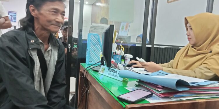 Disdukcapil Pinrang Berikan Pelayanan Prima, Puluhan Tahun Tak Memiliki Identitas,Baco Bahagia Bisa Rekam KTP-EL
