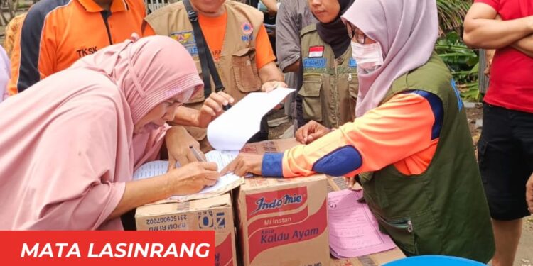 BPBD Pinrang Salurkan Bantuan Logistik Pada Warga Terdampak Angin Kencang di Suppa