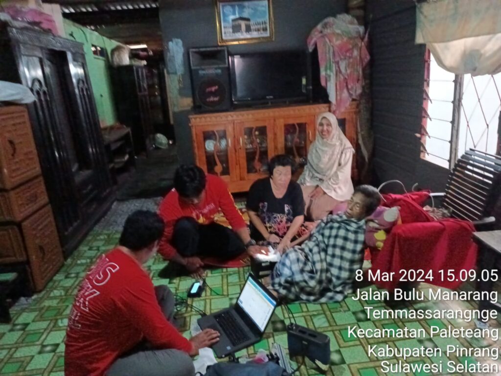 Disdukcapil Pinrang Jemput Bola Sambangi 2 Warga Lansia