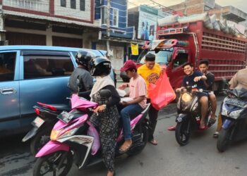 Indahnya Ramadhan ” IKA SMPN 2 Mattiro Bulu Berbagi Takjil Ke Anak Yatim Dan Pengguna Jalan