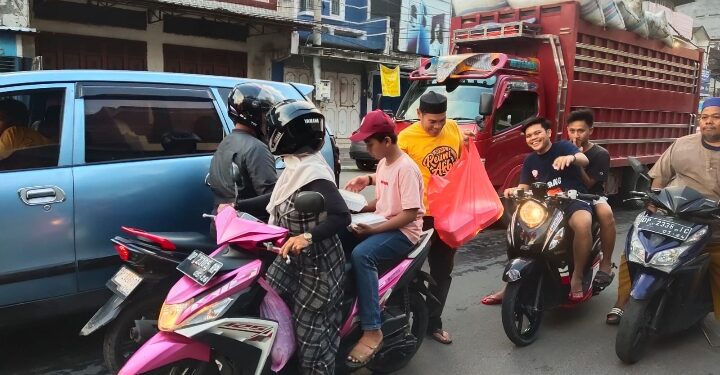 Indahnya Ramadhan ” IKA SMPN 2 Mattiro Bulu Berbagi Takjil Ke Anak Yatim Dan Pengguna Jalan