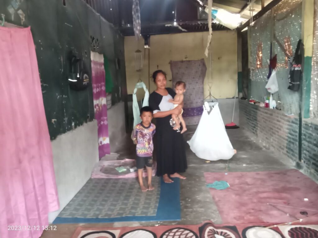 KADES DI PINRANG BANTU IBU 5 ORANG ANAK YANG TINGGAL DI RUMAH TUA