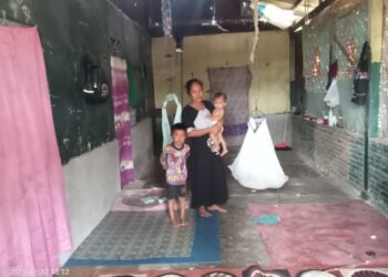 KADES DI PINRANG BANTU IBU 5 ORANG ANAK YANG TINGGAL DI RUMAH TUA