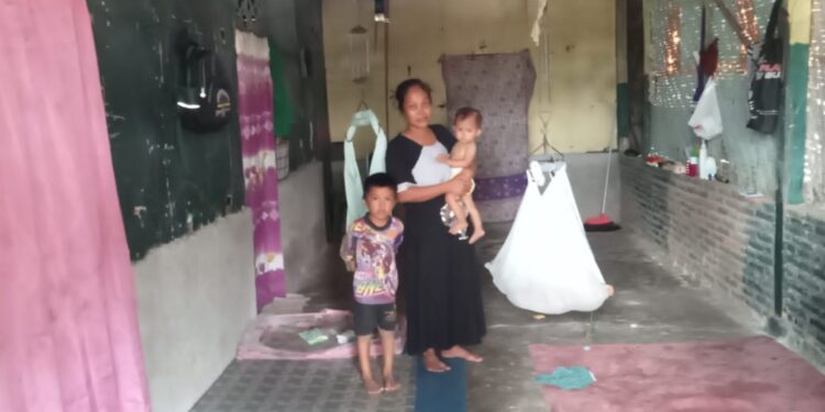 KADES DI PINRANG BANTU IBU 5 ORANG ANAK YANG TINGGAL DI RUMAH TUA
