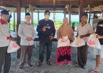 RAIH KEBERKAHAN DALAM KEIKHLASAN, KUA DUAMPANUA BERIKAN BANTUAN BERAS DI KAUM DUAFA