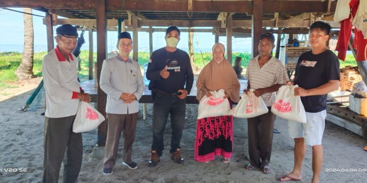 RAIH KEBERKAHAN DALAM KEIKHLASAN, KUA DUAMPANUA BERIKAN BANTUAN BERAS DI KAUM DUAFA