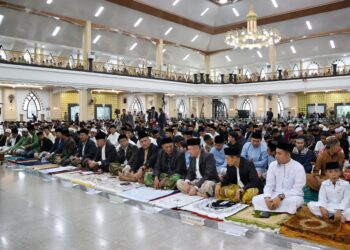Pemkab Pinrang Bersama Ribuan Jamaah Shalat Idul Fitri di Masjid Agung Al’Munawwir