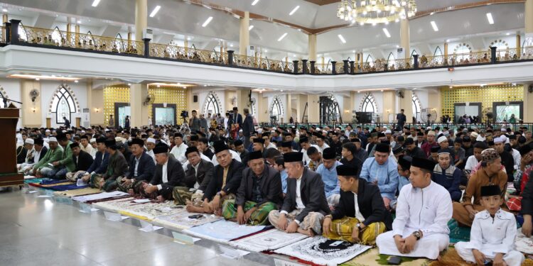 Pemkab Pinrang Bersama Ribuan Jamaah Shalat Idul Fitri di Masjid Agung Al’Munawwir