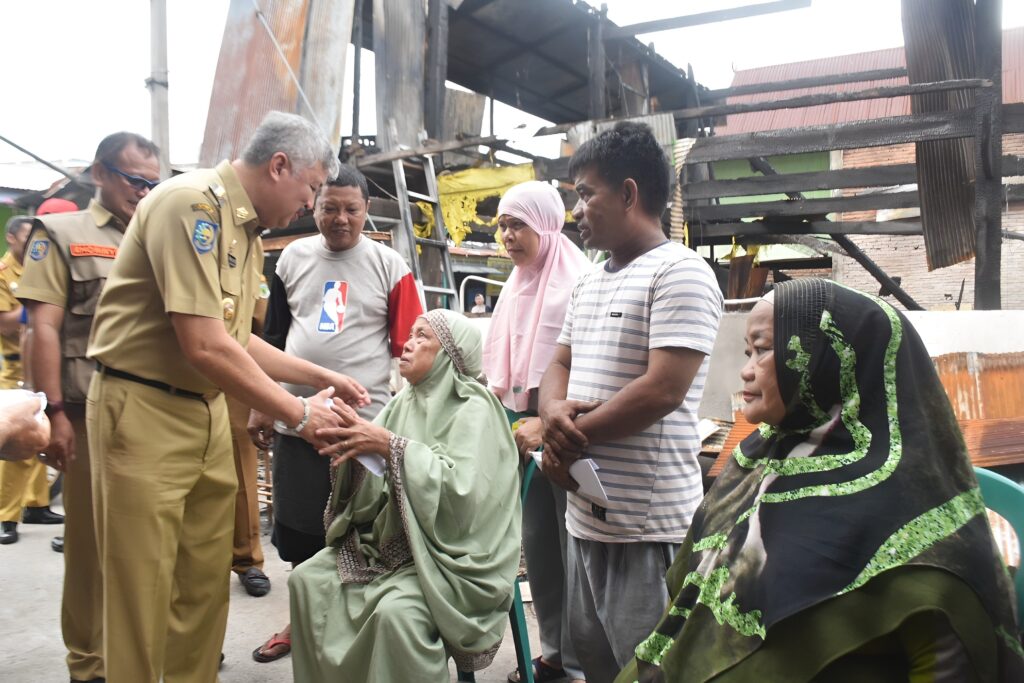 BUPATI PINRANG MENYERAHKAN BANTUAN WARGA TERDAMPAK BENCANA KEBAKARAN