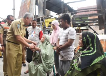 BUPATI PINRANG MENYERAHKAN BANTUAN WARGA TERDAMPAK BENCANA KEBAKARAN