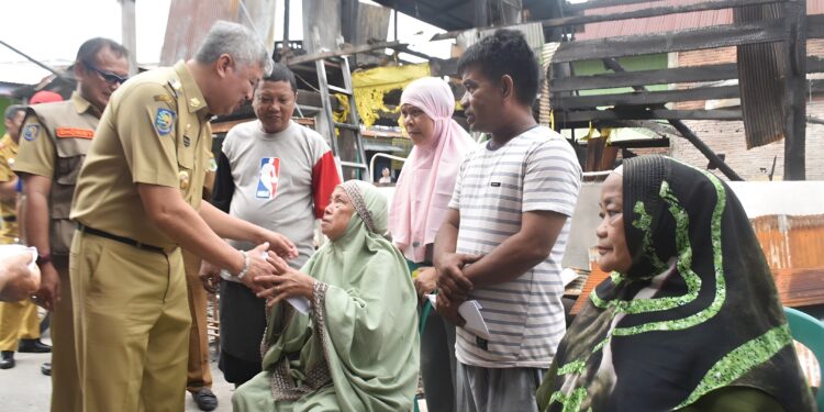 BUPATI PINRANG MENYERAHKAN BANTUAN WARGA TERDAMPAK BENCANA KEBAKARAN