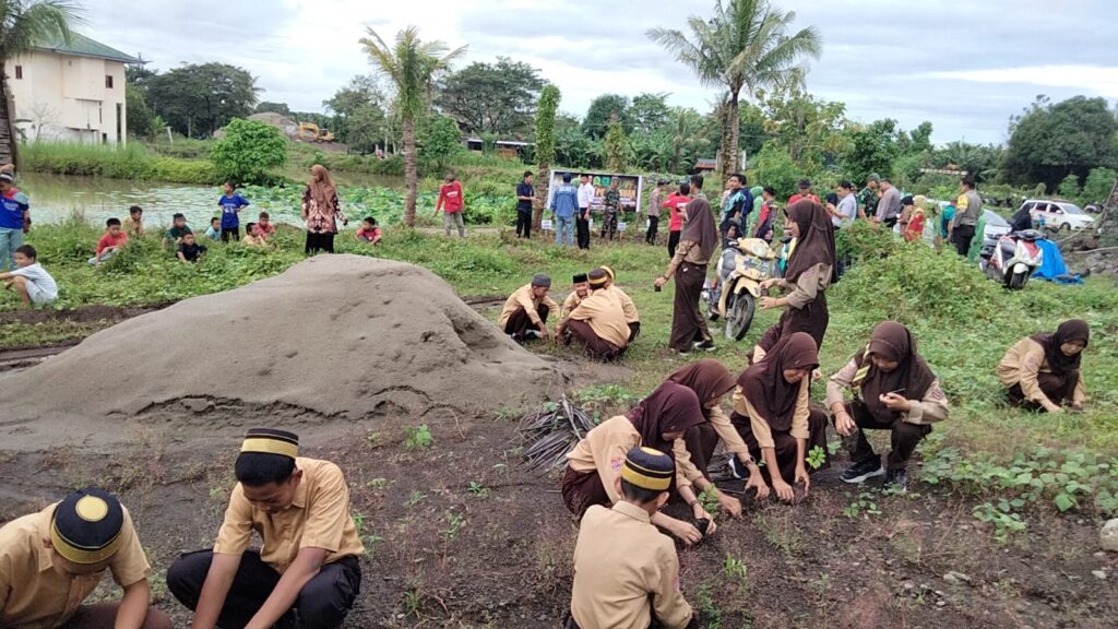 TNI – POLRI , Lestarikan Alam Tanam Ratusan Pohon Buah