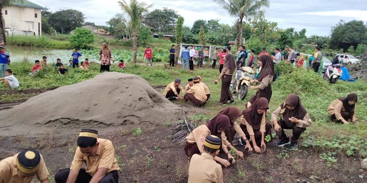 TNI – POLRI , Lestarikan Alam Tanam Ratusan Pohon Buah