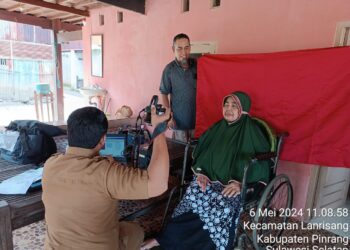 Disdukcapil Pinrang Kunjungi Warga Lansia Lumpuh