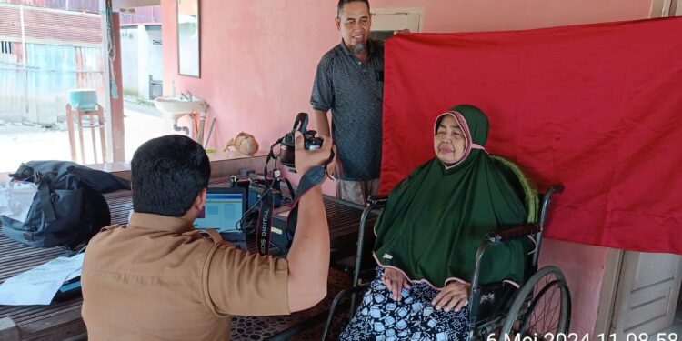 Disdukcapil Pinrang Kunjungi Warga Lansia Lumpuh