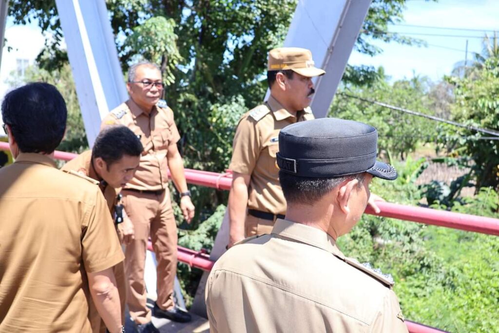 PJ.Bupati Pinrang Tinjau Tumpukan Material Sampah Di Bawah Jembatan Kariango