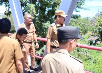 PJ.Bupati Pinrang Tinjau Tumpukan Material Sampah Di Bawah Jembatan Kariango