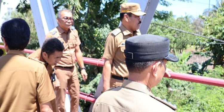 PJ.Bupati Pinrang Tinjau Tumpukan Material Sampah Di Bawah Jembatan Kariango