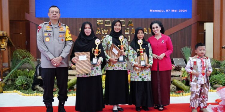 Kapolda dan Ketua PD Bhayangkari Sulbar Hadiri HUT YKB Ke-44 Tahun 2024
