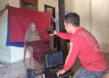 TIM JEMPUT BOLA REKAM KTP EL WARGA LANSIA