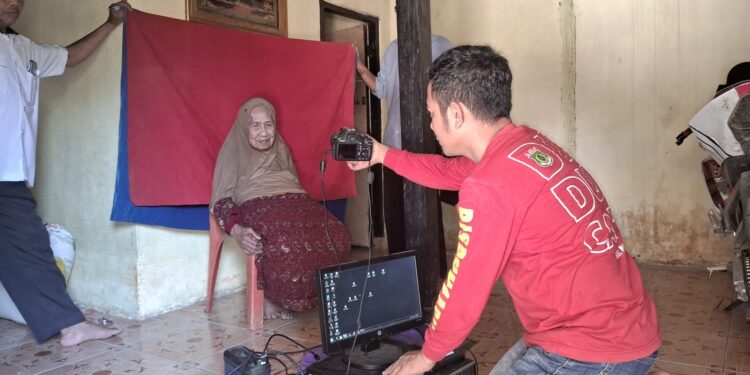 TIM JEMPUT BOLA REKAM KTP EL WARGA LANSIA