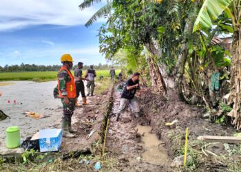 Sukseskan Ketahanan Pangan, Anggota Koramil 1404-06 Bantu Warga Bangun Irigasi