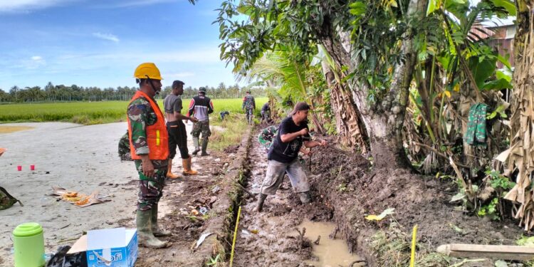 Sukseskan Ketahanan Pangan, Anggota Koramil 1404-06 Bantu Warga Bangun Irigasi