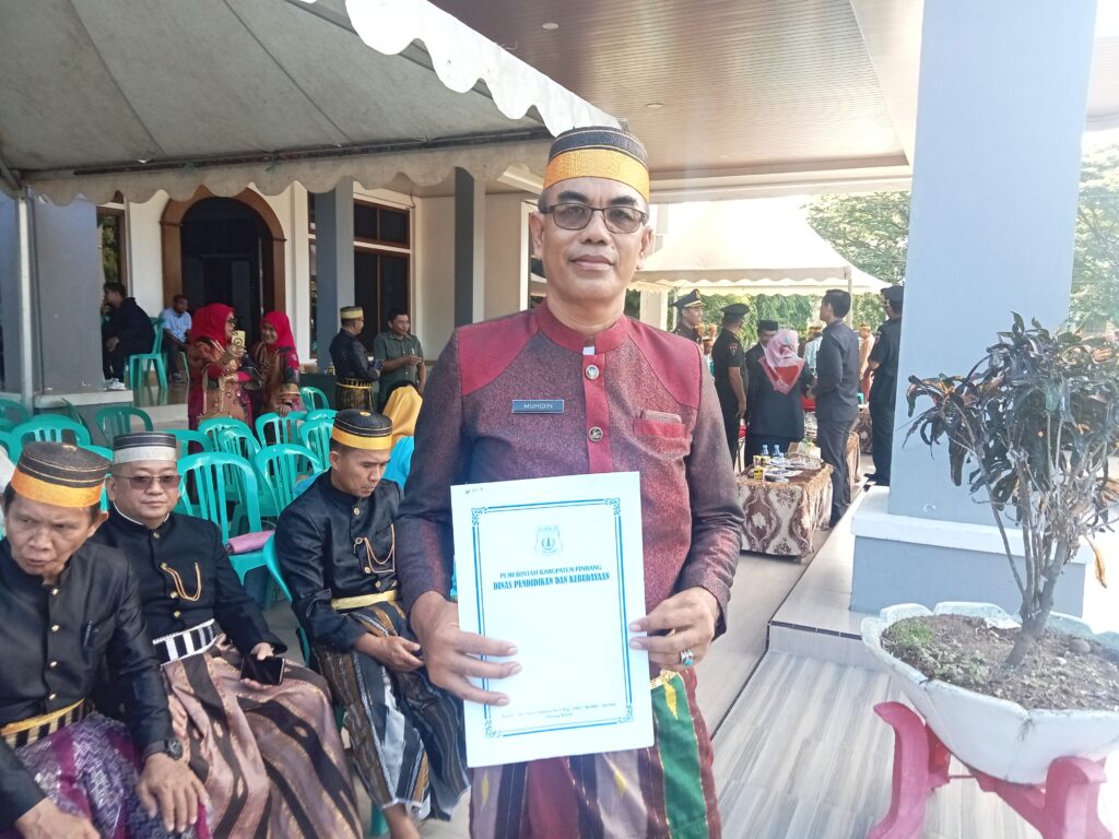 Kepala UPT SDN 175 Pinrang Terima Penghargaan Di Hardiknas
